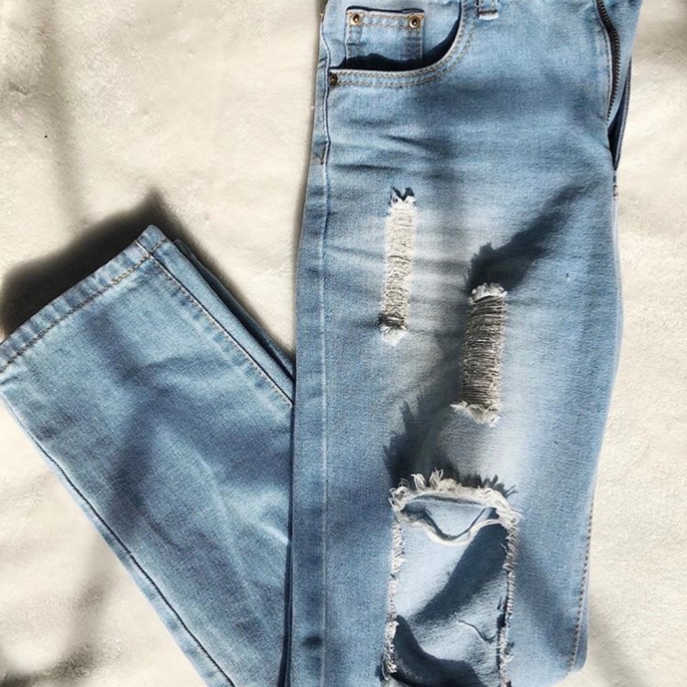 Ripped Light Mom Jeans